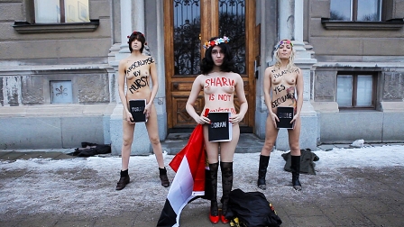 Drei Frauen der Gruppe Femen protestieren vor der ägyptischen Botschaft in Stockholm